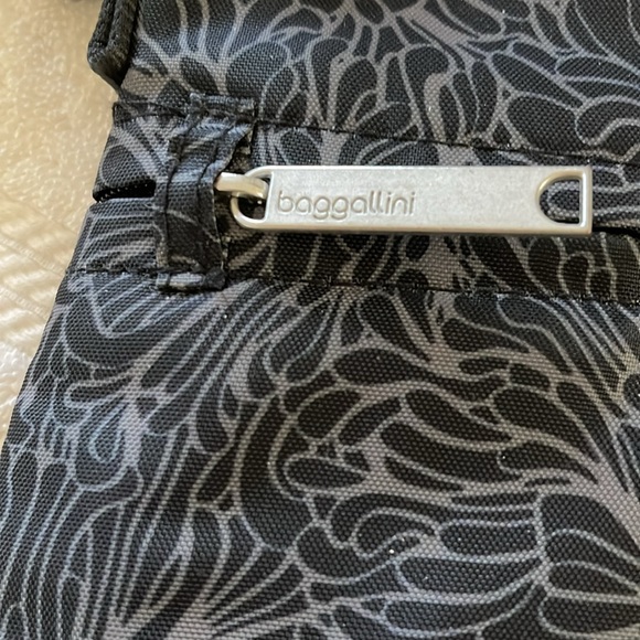 Baggallini Securtex Anti theft Memento crossbody bag - Picture 3 of 12